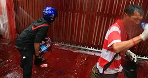 Phe áo đỏ rưới máu trước nhà Thủ tướng Thái Lan