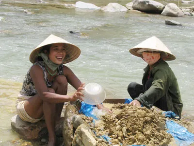 Nhiều chị em phụ nữ Pa Cô cũng tham gia đãi vàng