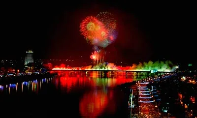 Pháo hoa bên cầu sông Hàn.Ảnh: HUY ĐĂNG