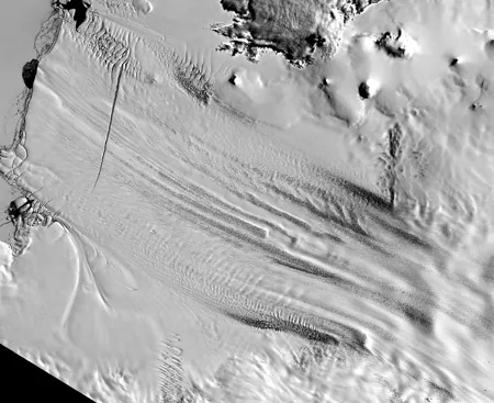 Dưới lớp băng Nam Cực này còn nhiều bí ẩn sự sống chưa được khám phá. Ảnh: NASA