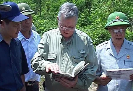 CCB Dan Tucker (Mỹ) giúp tìm mộ quân giải phóng Việt Nam