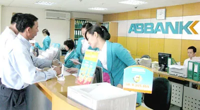 Nhân viên ABBANK tư vấn dịch vụ cho khách hàng