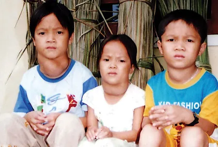 Ba cháu bé đáng thương