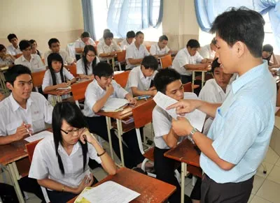 Giáo viên trường THPT Lương Thế Vinh Q1 hướng dẫn các em học sinh lớp 12 ghi hồ sơ đăng ký dự thi ĐH-CĐ năm 2010. Ảnh: Mai Hải