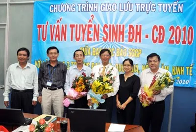 Phó Tổng Biên tập Nguyễn Tấn Phong (thứ hai từ trái qua) tặng hoa và chụp hình kỷ niệm cùng các khách mời giao lưu. Ảnh: Mai Hải