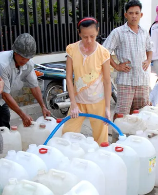 Nhà máy thừa nước, dân vẫn khát