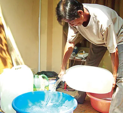 Liên tục nửa tháng qua, do nước máy chảy nhỏ giọt và nhiều nơi không có nước nên bà con ở khu phố 5 (phường Tân Hưng, quận 7, TPHCM) phải mua nước với giá đắt đỏ 4.500 - 5.000 đồng/can 20 lít. Ảnh: PHẠM MINH