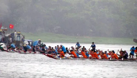 Thừa Thiên-Huế: Đua ghe truyền thống trên sông Hương