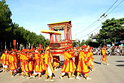 Đông đảo du khách xem lễ rước Đàn Nam giao ở Huế. Ảnh: AN DUNG