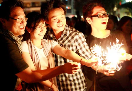 Thấp sáng bằng pháo hoa trước nhà hát Thành phố. Ảnh: Trần Thanh