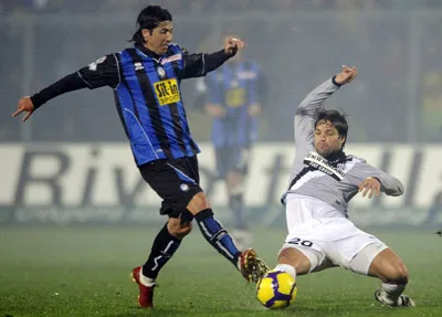 Pha tranh bóng của Diego (phải, Juventus) và Jaime Valdes (Atalanta) ở trận lượt đi.