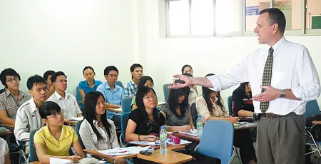 Giảng viên nước ngoài trong một tiết học tại lớp Quản trị Kinh doanh ĐH Quốc tế (ĐH Quốc gia TPHCM). Ảnh: MAI HẢI