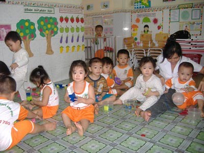 Young children play in a private pre-school in HCMC. The city is struggling to cope with surging numbers of pre-schoolers and a lack of facilities and staff (Photo: SGGP)