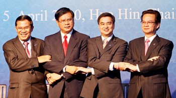 From left to right: Cabodian PM Hun Sen, Lao PM Buasone Bouphavanh , Thailand PM Abhisit Vejjajiva and Vietnamese PM Nguyen Tan Dung in the Hua Hin conference on Mekong River on April 5, 2010.