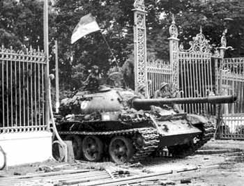 A liberation army tank knocks down the main gate of the Saigon regime’s presidential palace on April 30, 1975, marking the victory of the Ho Chi Minh Campaign, which liberated southern Vietnam. The palace was later renamed Thong Nhat (Reunification). (File photo)