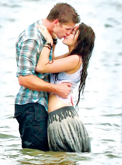 Cảnh lãng mạn giữa Miley Cyrus và Liam Hemsworth trong phim The Last Song.