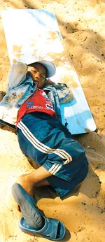 Mệt mỏi mưu sinh, em chợp mắt ngay trên sân trượt.