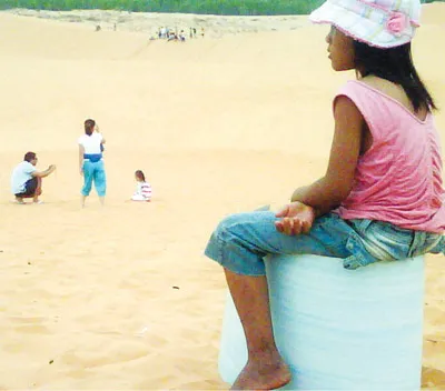 Ngắm nhìn những đứa trẻ đồng trang lứa vui chơi cùng gia đình. Ảnh: BÁ TÂN