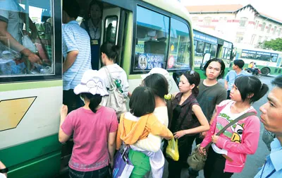 Ngày càng có nhiều người chọn xe buýt làm phương tiện đi lại. Ảnh: VIỆT DŨNG