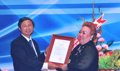 Đại diện lãnh đạo Bộ Nội vụ trao Quyết định thành lập MLMA cho Chủ tịch MLMA Trương Thị Nhi.