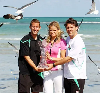 Clijsters cùng đội ngũ huấn luyện của mình bên bờ biển Miami.
