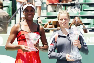Đứng bên cạnh Clijsters trong buổi lễ trao giải, Venus Williams (trái) chỉ biết cười gượng gạo.