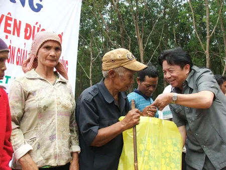 Tổng Biên tập Báo SGGP Trần Thế Tuyển tặng quà cho các hộ đồng bào tại xã Ia Dom. Ảnh: Hoài Nam