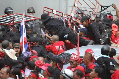 Thái Lan: Người biểu tình "áo đỏ" đụng độ với cảnh sát chống bạo động