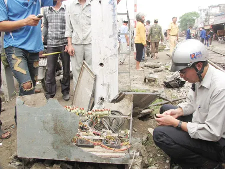 Một cột đèn giao thông cũng bị hư hỏng nặng sau vụ tai nạn. Ảnh: Văn Chương