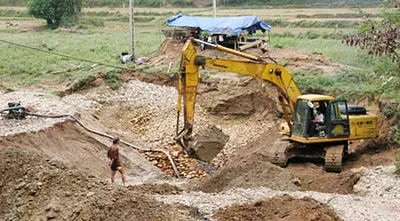 Khai thác vàng trái phép: Ruộng thành ao, nước nhiễm bẩn