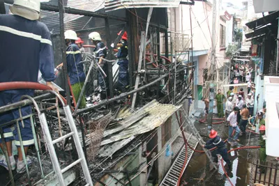 Cán bộ chiến sĩ Phòng Cảnh sát PCCC quận 4 đang dập tắt lửa