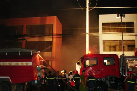 Cháy 2.700 m² nhà xưởng, 2 triệu chai nhựa bị thiêu rụi