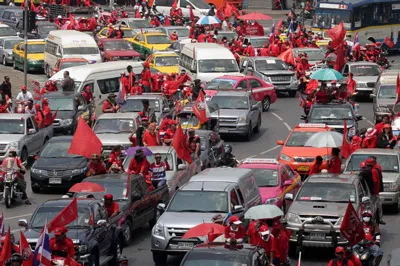 15.000 người của phe “áo đỏ” đã sử dụng xe máy và ô tô đến tập trung trước Thaicom