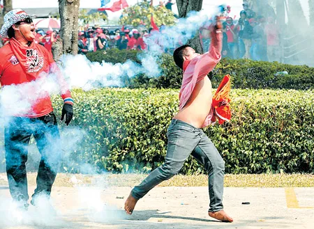 Thái Lan: Vòi rồng, hơi cay trấn áp người biểu tình