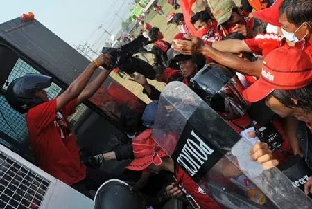 Thái Lan: Thủ tướng Abhisit thề chống lại mọi sức ép đòi giải tán Hạ viện