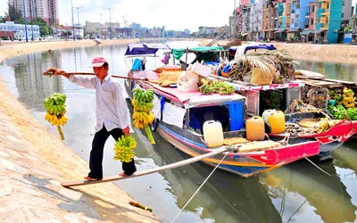 Ghe chở trái cây từ miền Tây lên TPHCM.
