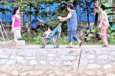 Dạo mát bên bờ kênh đã được kè chắc chắn, sạch sẽ.