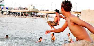 Nước lên, cùng nhau “giải nhiệt”.