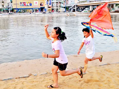 Vui chơi bên con kênh.