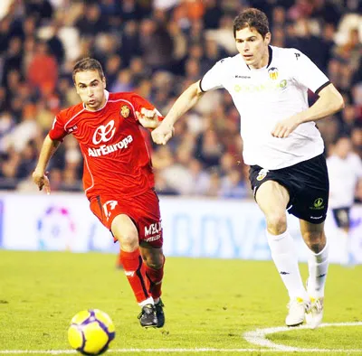 Nikola Zigic (phải, Valencia) vượt lên trên hậu vệ Ayoze trận lượt đi.