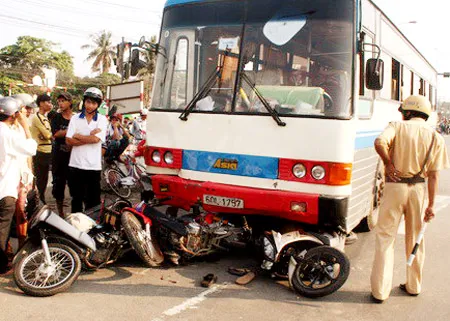 TPHCM: Xe khách mất thắng làm 1 người chết, 6 người bị thương