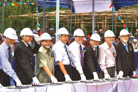 Lãnh đạo tỉnh Kiên Giang và các nhà đầu tư cùng nhấn nút khởi công Dự án Vịnh Đầm