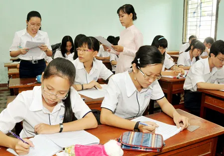 Học sinh lớp 10A5 Trường THPT Chuyên Lê Hồng Phong trong giờ học Anh văn. Ảnh: MAI HẢI