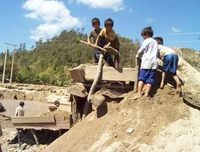 Trẻ em trốn học để đi đãi vàng
