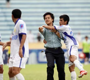 Vụ tấn công phóng viên Duy Bùi: Bất nhẫn!