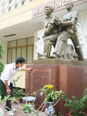 Theo dấu chân những người anh hùng: Tượng đài bất tử