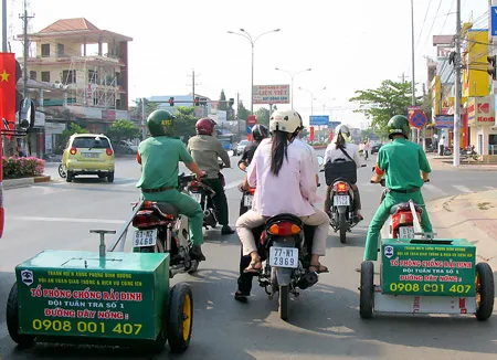 Dùng xe nam châm chống nạn rải đinh trên quốc lộ 13