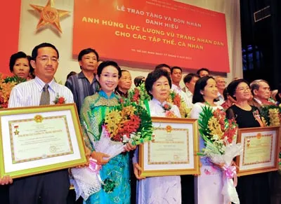 Các gia đình đón nhận danh hiệu Anh hùng lực lượng vũ trang nhân dân được truy tặng. Ảnh: VIỆT DŨNG