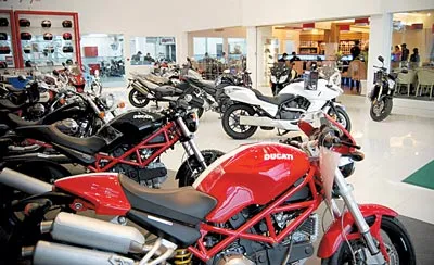 Vừa uống cà phê vừa ngắm xe “độc”.