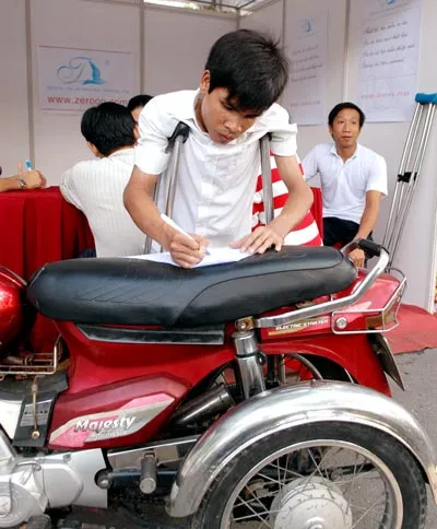 Người khuyết tật đăng ký tìm việc Ảnh: CAO THĂNG